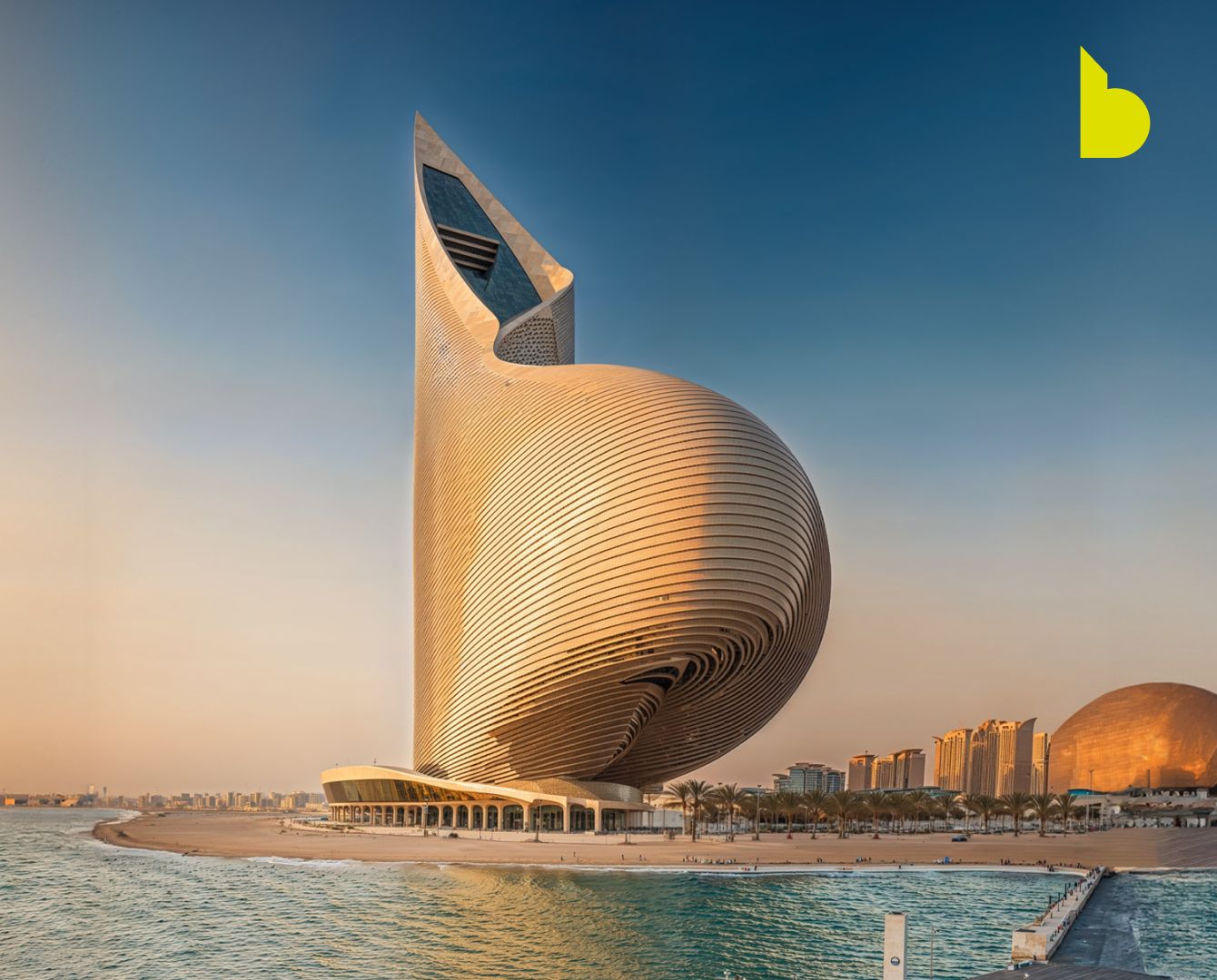 Edificio futurista en la costa de Qatar al atardecer, arquitectura moderna con formas curvas y diseño icónico.